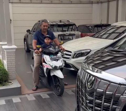 Momen Anak Nikita Willy Dibonceng Motor, Garasi Rumahnya Bikin Salfok Penuh Mobil Mahal 'Itu Rumah Apa Showroom'