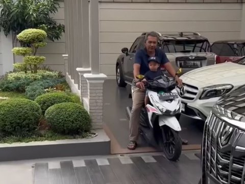 Momen Anak Nikita Willy Dibonceng Motor, Garasi Rumahnya Bikin Salfok Penuh Mobil Mahal 'Itu Rumah Apa Showroom'