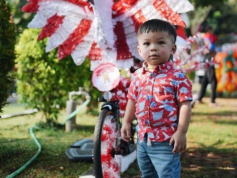 Momen Anak Nikita Willy Dibonceng Motor, Garasi Rumahnya Bikin Salfok Penuh Mobil Mahal 'Itu Rumah Apa Showroom'