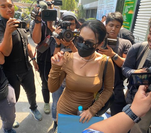 Pakai Baju Seksi, Siskaeee Penuhi Panggilan Polisi Terkait Film Porno Kelas Bintang