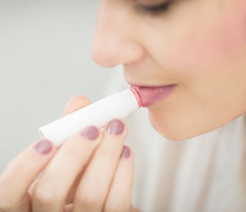 Practical Tips When Lipstick Fades Due to Lip Balm
