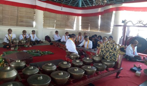 Di Kota Solo, Sekaten selalu menyuguhkan berbagai hiburan yang tak pernah membuat warganya bosan. Yakni dengan hadirnya Pasar Malam Sekaten.