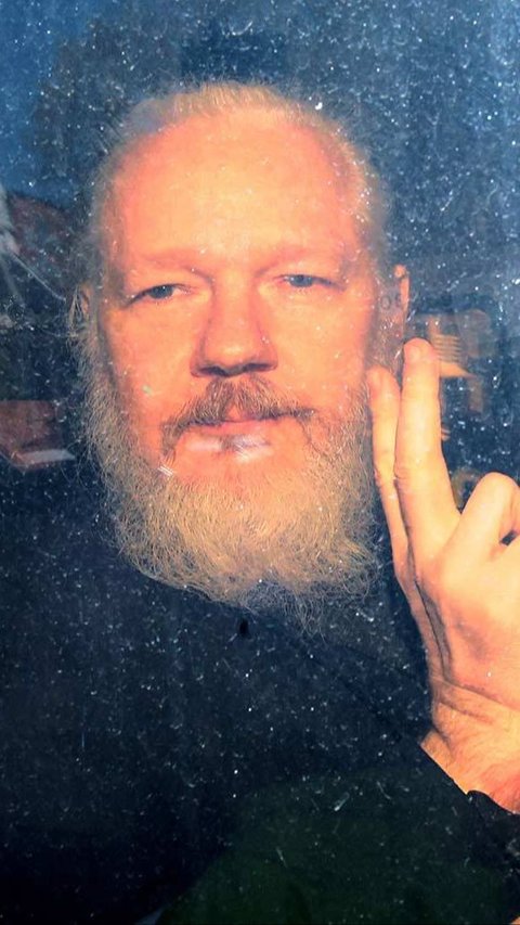 Tragedy of Julian Assange, Hero or Loser?