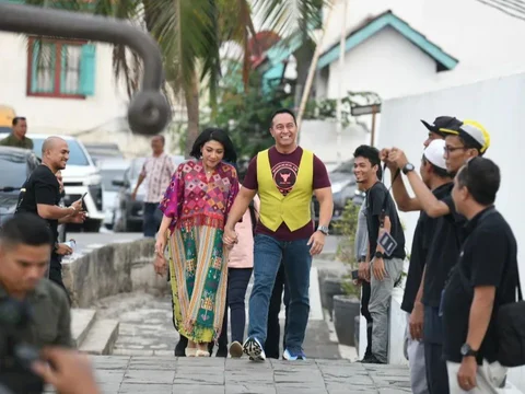 Momen Manis Mantan Panglima TNI Andika Bersama Istri, Full Senyum Hadiri Reuni SMA