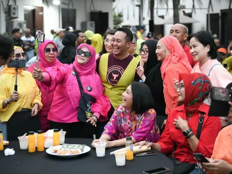 Momen Manis Mantan Panglima TNI Andika Bersama Istri, Full Senyum Hadiri Reuni SMA