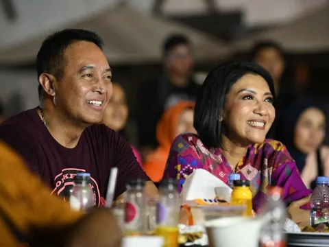 Momen Manis Mantan Panglima TNI Andika Bersama Istri, Full Senyum Hadiri Reuni SMA