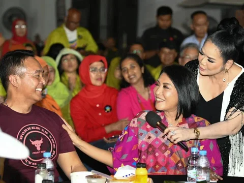 Momen Manis Mantan Panglima TNI Andika Bersama Istri, Full Senyum Hadiri Reuni SMA