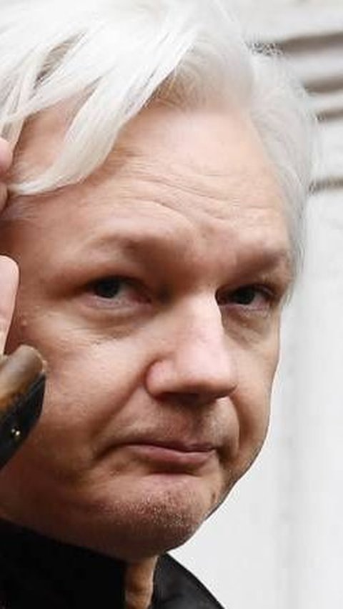 The Tragedy of Julian Assange, the Life Story of the Hacker