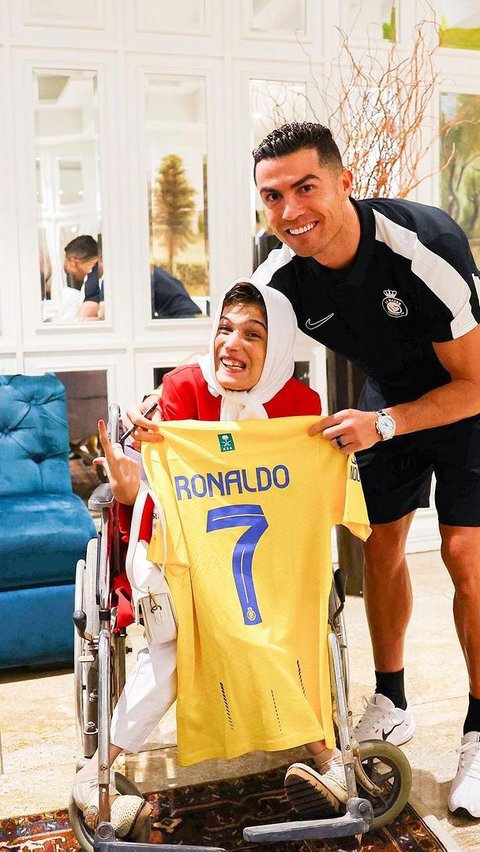 Pelukis Iran terkenal Fatima Bahagia KetemuSang Idola, Kapten Al Nassr Cristiano Ronaldo Langung Memeluknya