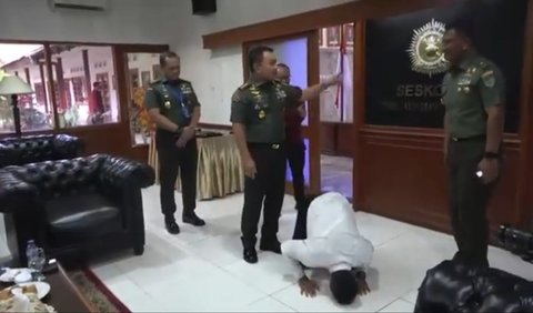 Dudung langsung memberi perintah agar Ravi langsung ikut pendidikan Bintara TNI. Tak cuma itu, Jenderal Dudung juga memerintahkan agar Ravi tak usah ikut tes, alias langsung masuk pendidikan Bintara TNI.<br>