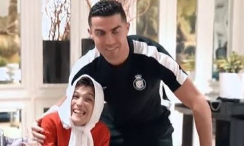 Pelukis Iran terkenal Fatima Bahagia KetemuSang Idola, Kapten Al Nassr Cristiano Ronaldo Langung Memeluknya