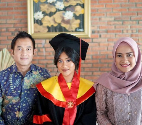 Like Siblings, Peek at the Portrait of Siti Adira Kania, Ikke Nurjanah's Daughter Who Chooses to Become a Lawyer