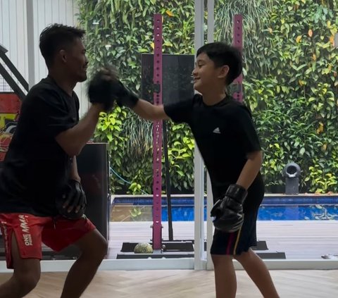 Deretan Potret Seru Rafathar saat Berolahraga, Terbaru Cetak Gol Tendangan Bebas saat Futsal