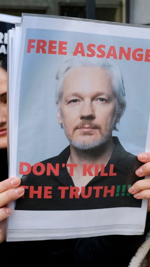 Tragedy of Julian Assange, Hero or Loser?