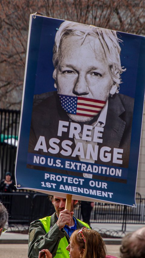 Tragedy of Julian Assange, Hero or Loser?