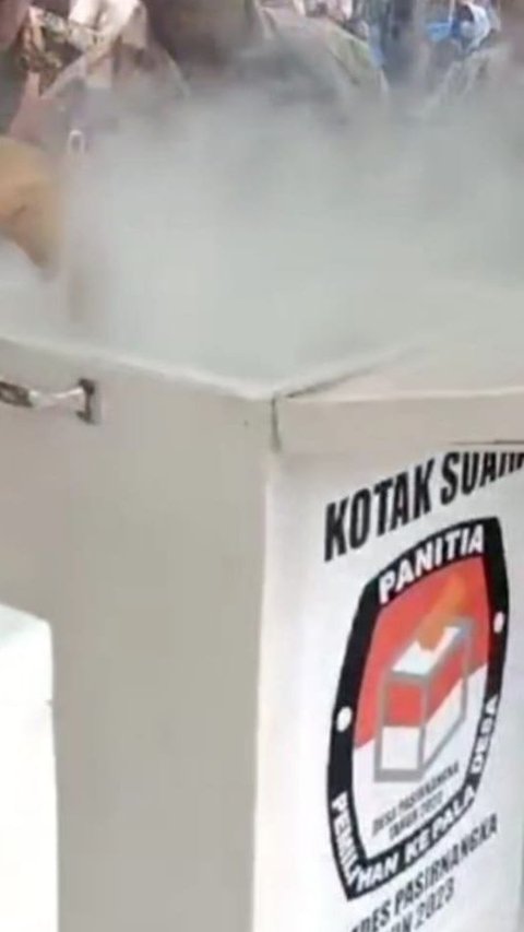 Aneh bin Ajaib Kotak Suara Keluarkan Asap Putih Saat Pilkades