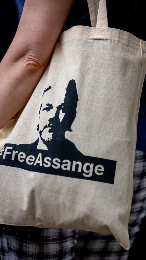 The Tragedy of Julian Assange, the Life Story of the Hacker