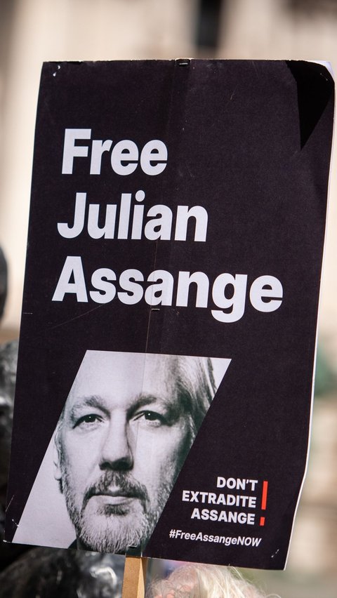 The Tragedy of Julian Assange, the Life Story of the Hacker