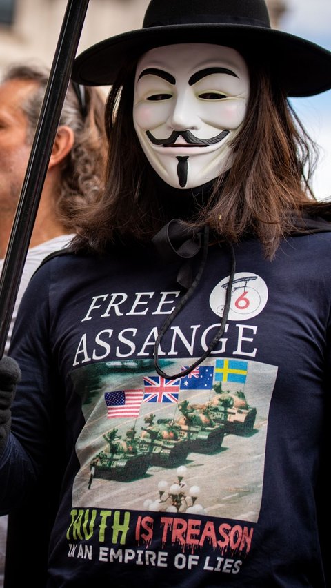 The Tragedy of Julian Assange, the Life Story of the Hacker