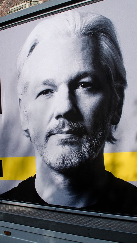 The Tragedy of Julian Assange, the Life Story of the Hacker