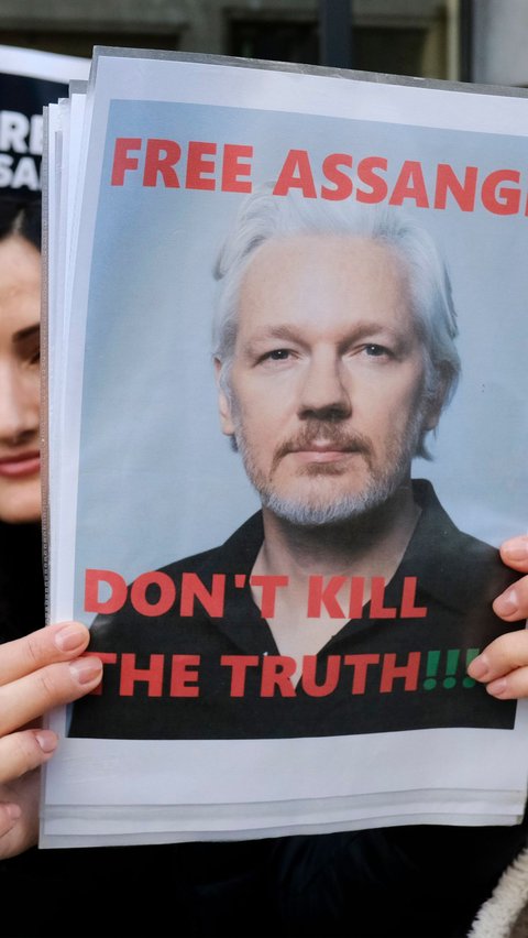 The Tragedy of Julian Assange, the Life Story of the Hacker