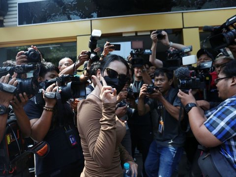 FOTO: Penampilan Seksi Siskaeee Saat Akan Diperiksa Ditreskrimsus Terkait Film Panas Jakarta Selatan