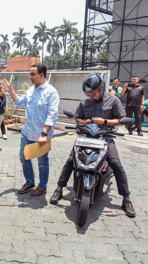 Capres Anies Panas-panasan Urus SKCK Naik Motor di Cilandak