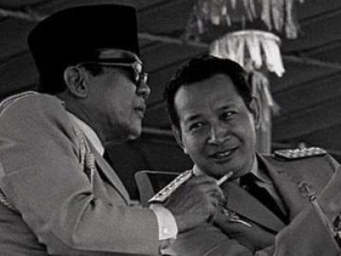 Soeharto Tersenyum<br>