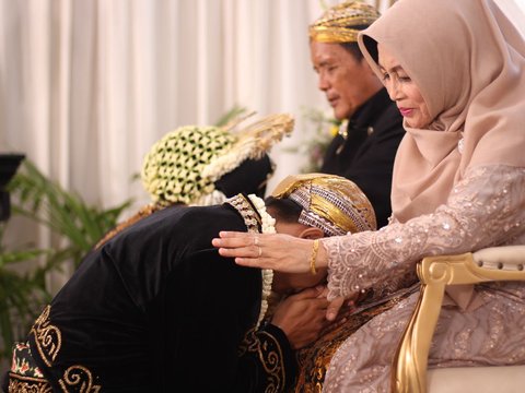 Funny Moment of Sungkeman, Father's Face Covered with Bird Feathers in Bride's Bun, His Response is Unexpected