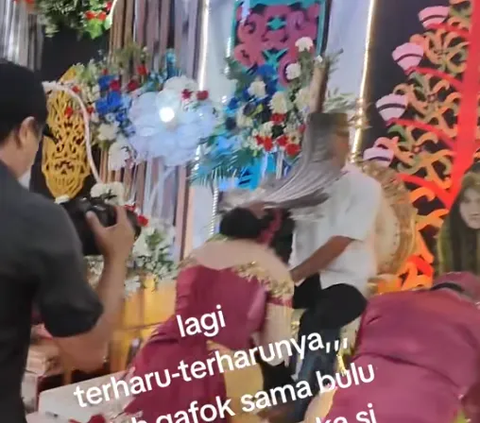 Funny Moment of Sungkeman, Father's Face Covered with Bird Feathers in Bride's Bun, His Response is Unexpected