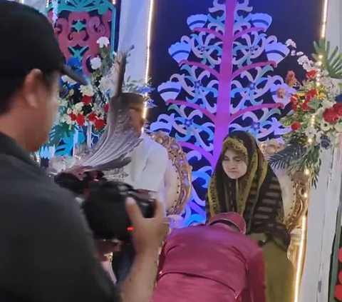 Funny Moment of Sungkeman, Father's Face Covered with Bird Feathers in Bride's Bun, His Response is Unexpected