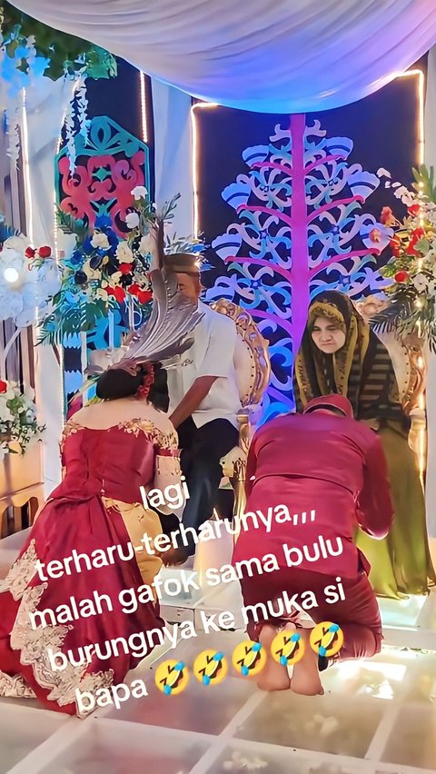 Funny Moment of Sungkeman, Father's Face Covered with Bird Feathers in Bride's Bun, His Response is Unexpected