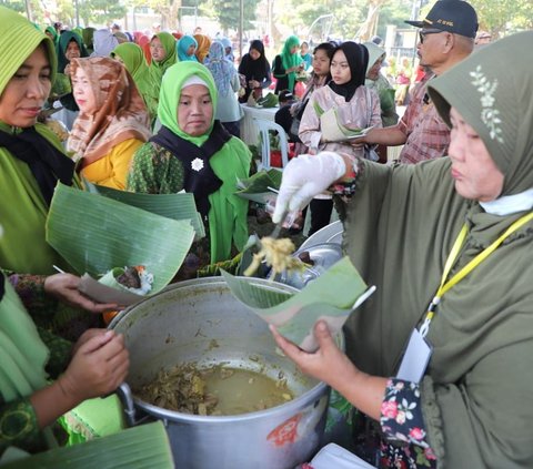 Pemerintah Kabupaten Jombang memecahkan rekor MURI karena berhasil menyajikan 15 ribu porsi sego kikil (nasi kikil) dalam satu acara. Nasi kikil merupakan kuliner khas Jombang.