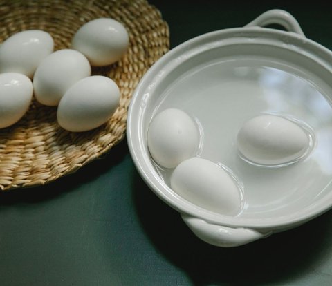 Viral, Boiling Eggs Actually Only Requires 6 Tablespoons of Water