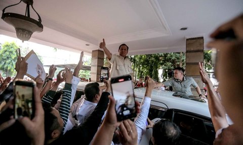 Beda dengan di Jateng, Tak Ada Foto Prabowo Bareng Jokowi di Depok