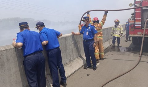 Hasan mengatakan, personelnya kesulitan memadamkan api karena armada pemadam kebakaran tidak bisa menjangkau titik lokasi yang terbakar. Proses pemadaman dilakukan dari Jalan Tol Cibitung-Cilincing.<br>