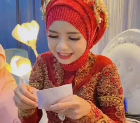 Moment Bride Opens Envelope, the Contents are Hilariously Disappointing