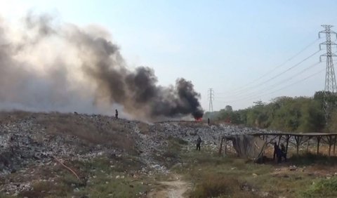 Selain sulit dijangkau, tumpukan sampah yang terbakar memiliki ketinggian sekitar tiga meter. Sampah yang bisa dipadamkan hanya yang berada di permukaan.<br>