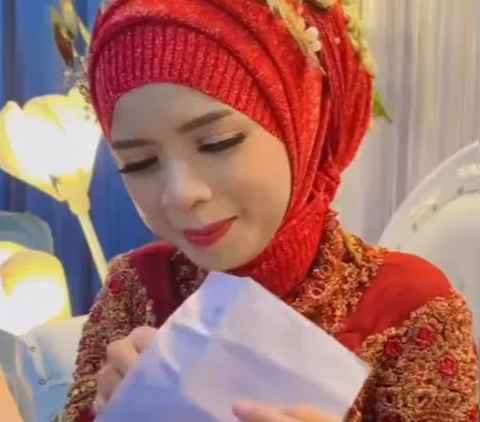 Moment Bride Opens Envelope, the Contents are Hilariously Disappointing