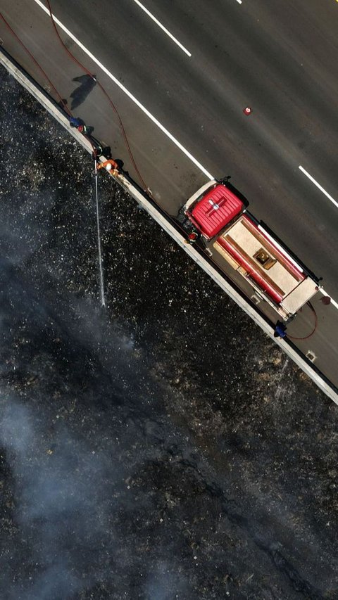 Dari pantauan udara memperlihatkan aktivitas petugas damkar melakukan pemadaman sisa kebakaran di TPS ilegal tersebut.