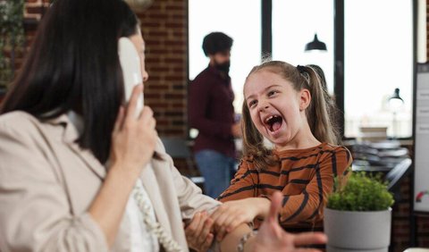 Anak dengan ADHD mungkin terlihat seperti anak-anak pada umumnya dalam banyak aspek. Namun, ada beberapa ciri khas yang membedakan mereka.