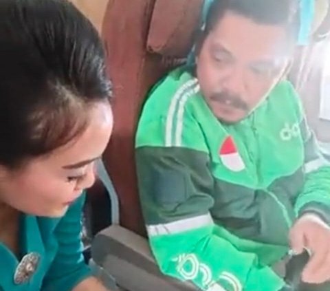 Viral di media sosial driver ojek online (Ojol) naik pesawat Garuda Indonesia dari Medan ke Yogyakarta untuk membeli Bakpia Pathok.