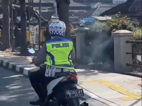 Langgar Aturan Berkendara, Polisi Ini Jadi Sorotan Lantaran Merokok di Jalan Raya