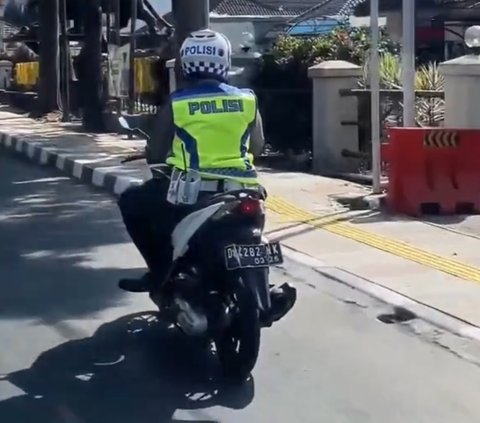 Langgar Aturan Berkendara, Polisi Ini Jadi Sorotan Lantaran Merokok di Jalan Raya