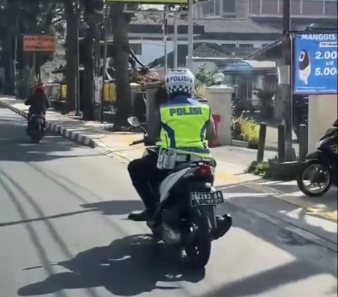 Langgar Aturan Berkendara, Polisi Ini Jadi Sorotan Lantaran Merokok di Jalan Raya