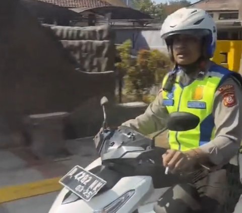 Langgar Aturan Berkendara, Polisi Ini Jadi Sorotan Lantaran Merokok di Jalan Raya