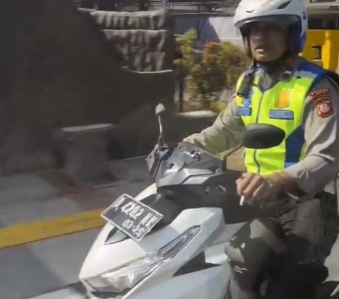 Langgar Aturan Berkendara, Polisi Ini Jadi Sorotan Lantaran Merokok di Jalan Raya