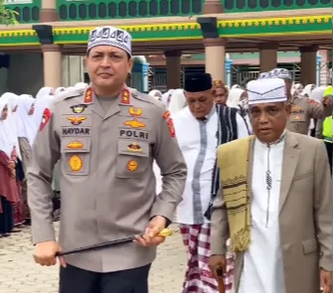 Momen Jenderal Polisi Keturunan Nabi Muhammad Datangi Pondok Pesantren, Beri Hadiah Mukjizat Terbesar Rasulullah