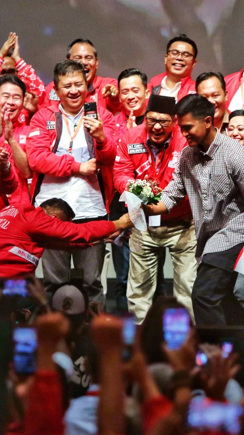 Momen Ketum PSI Kaesang Berlutut Terima Bunga Mawar dari Bro Giring