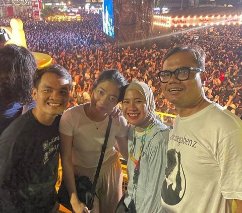 Bak Lautan Manusia, Konser Sheila On 7 Bius Penggemar Hingga Capres Ikut Nonton